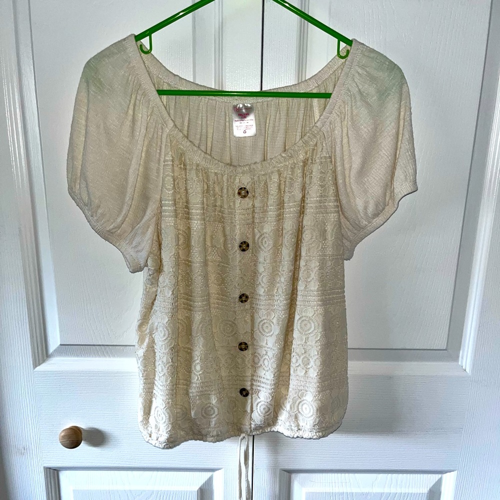 No Boundaries blouse used in great shape size woman's XXL-2XG. Color is cream.
